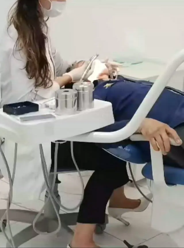 Dra. Carolina Castilho realizando limpeza de protocolo em paciente no consultório da Sorria Feital